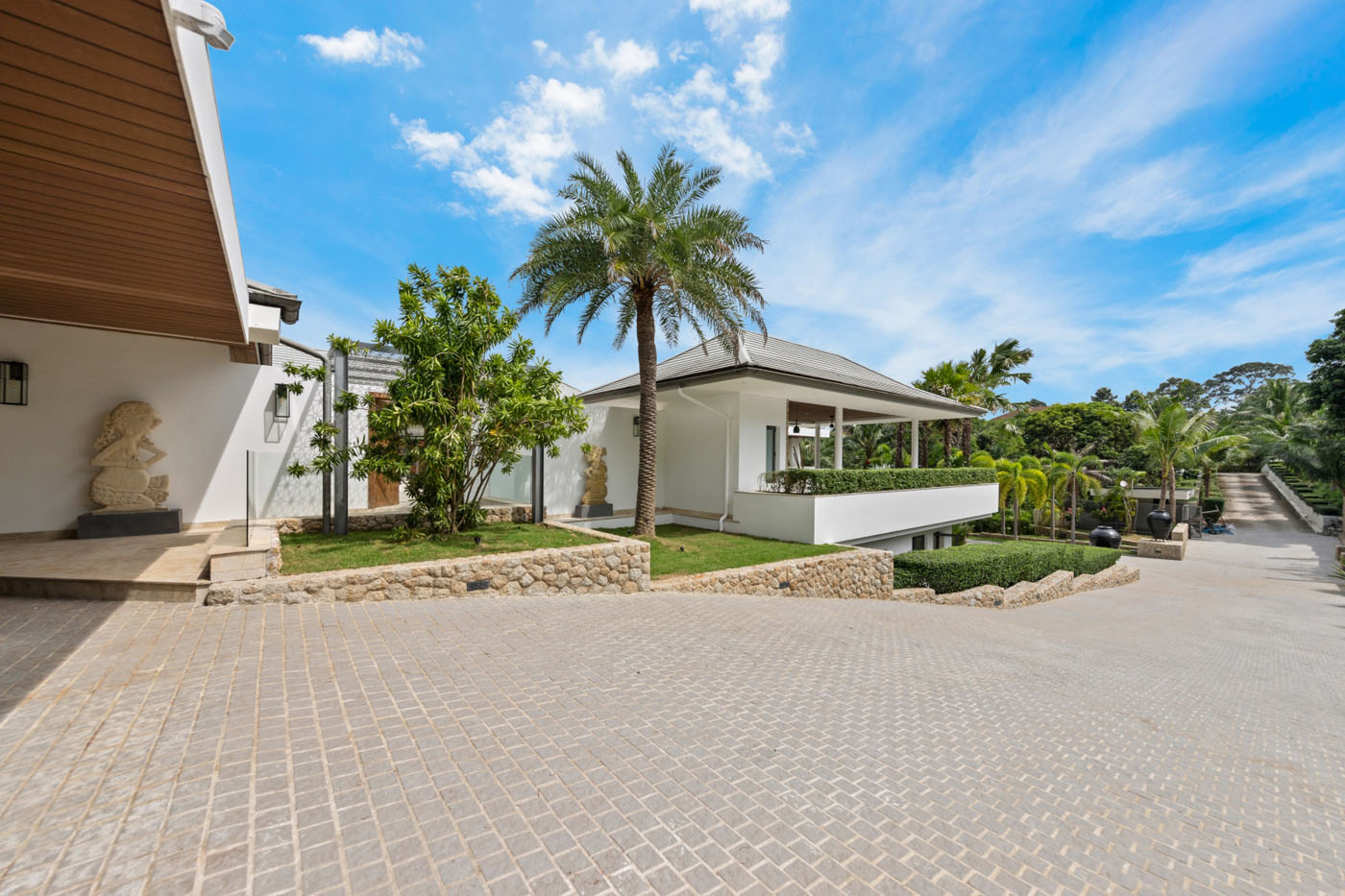 Lush Luxurious and Serenity in Riverside Villa