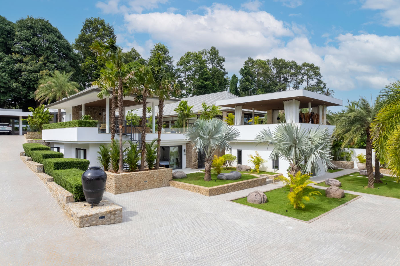 Lush Luxurious and Serenity in Riverside Villa